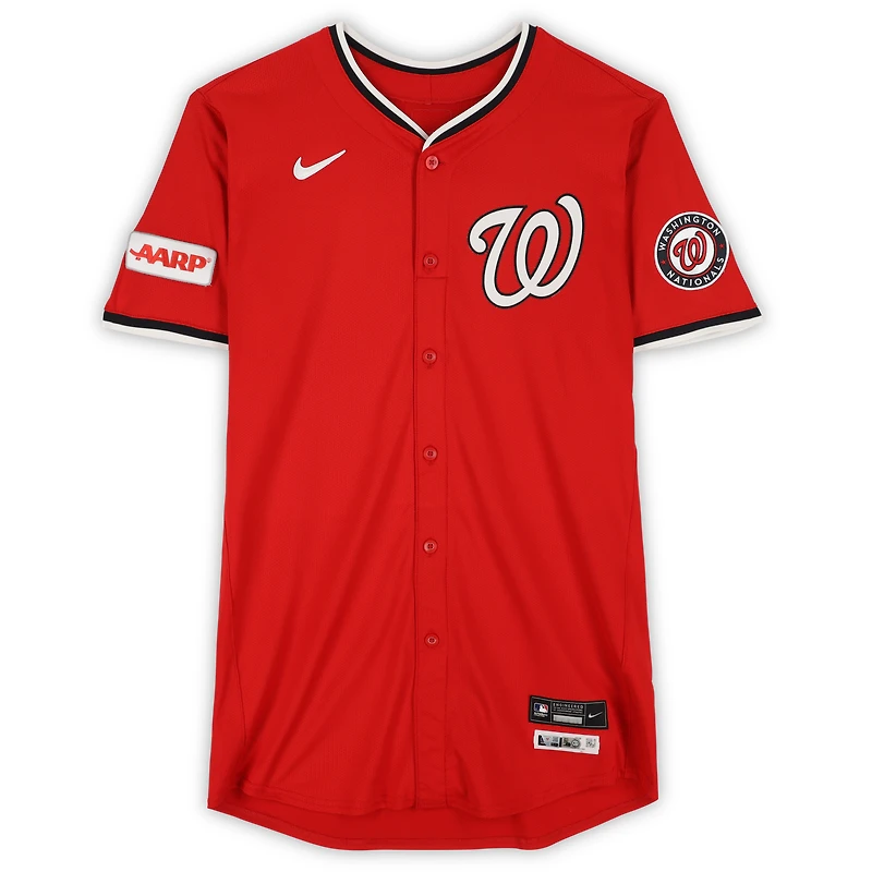 Nathaniel Lowe, maillot rouge n° 33 des Nationals de Washington, lors du match contre les Tigers de Détroit le 2 juillet 2025 – Deuxième match du programme double