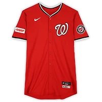 Nathaniel Lowe, maillot rouge n° 33 des Nationals de Washington, lors du match contre les Tigers de Détroit le 2 juillet 2025 – Deuxième match du programme double