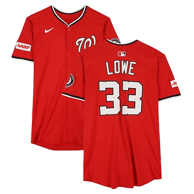 Nathaniel Lowe, maillot rouge n° 33 des Nationals de Washington, lors du match contre les Tigers de Détroit le 2 juillet 2025 – Deuxième match du programme double