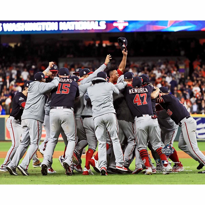 Photographie de célébration l'équipe Dogpile non signée des champions la Série mondiale 2019 Nationals Washington