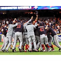 Photographie de célébration l'équipe Dogpile non signée des champions la Série mondiale 2019 Nationals Washington