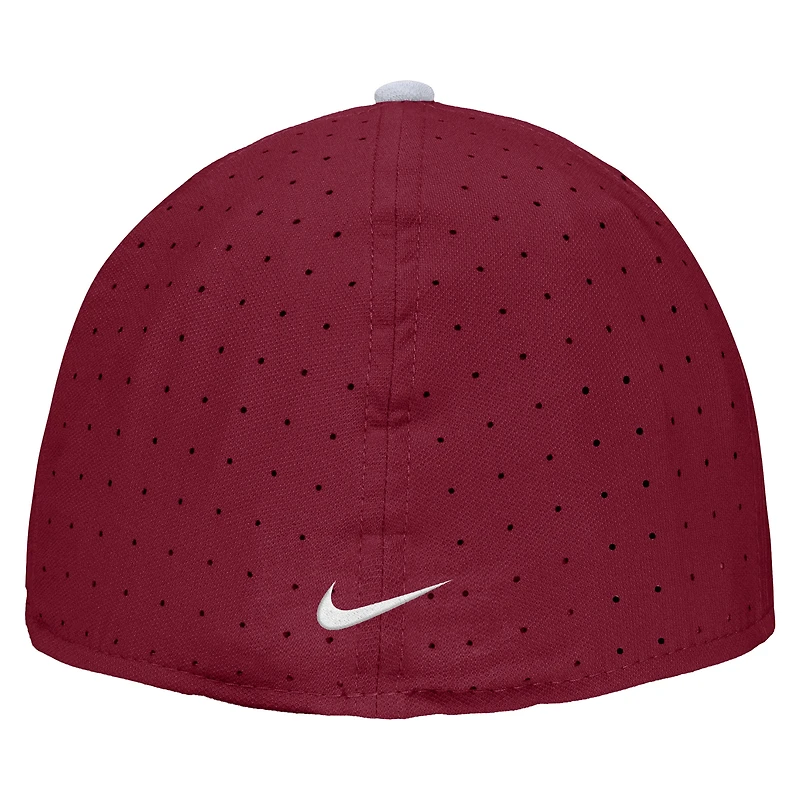 Casquette ajustée Nike Crimson Washington State Cougars 2025 On-Field True Dri-FIT pour homme