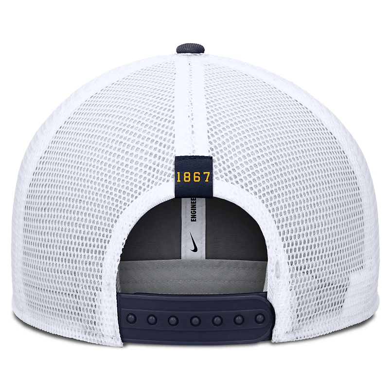 Casquette ajustable Nike Performance Pro bleu marine des West Virginia Mountaineers pour homme