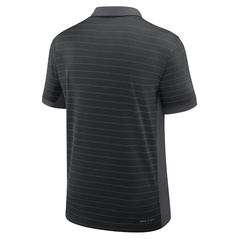 Polo Nike Dri-FIT noir pour homme, West Virginia Mountaineers, collection début de saison 2026, avec rayures victoire des entraîneurs.