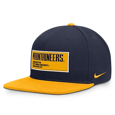 Casquette Nike pour homme, bleu marine/doré, West Virginia Mountaineers 2025 On-Field Patch Pro Dri-FIT Snapback