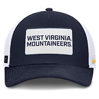 Casquette ajustable Nike bleu marine/blanche West Virginia Mountaineers 2025 On-Field Rise Patch Trucker pour homme