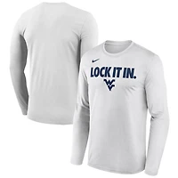 T-shirt à manches longues Nike blanc pour homme, West Virginia Mountaineers 2026, porté sur le banc de touche.