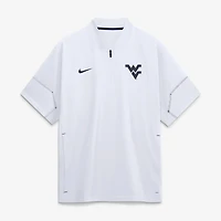 Veste d'entraîneur Nike blanche pour homme, West Virginia Mountaineers 2026 Sideline, manches courtes et fermeture éclair au quart.