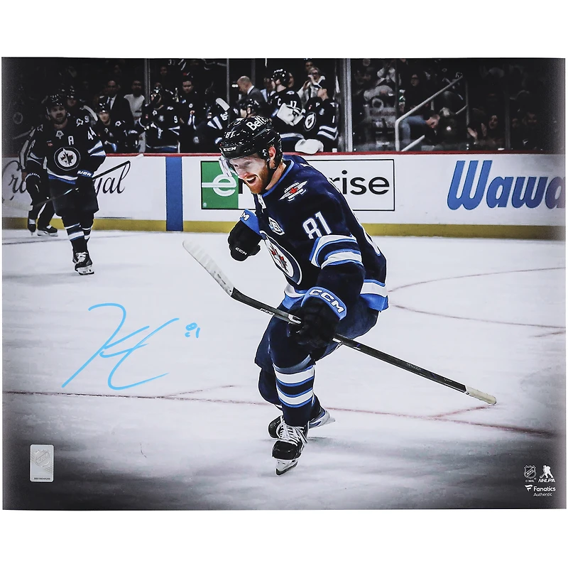 Photo de célébration autographiée de Kyle Connor (Winnipeg Jets) - 40,6 x 50,8 cm
