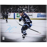 Photo de célébration autographiée de Kyle Connor (Winnipeg Jets) - 40,6 x 50,8 cm