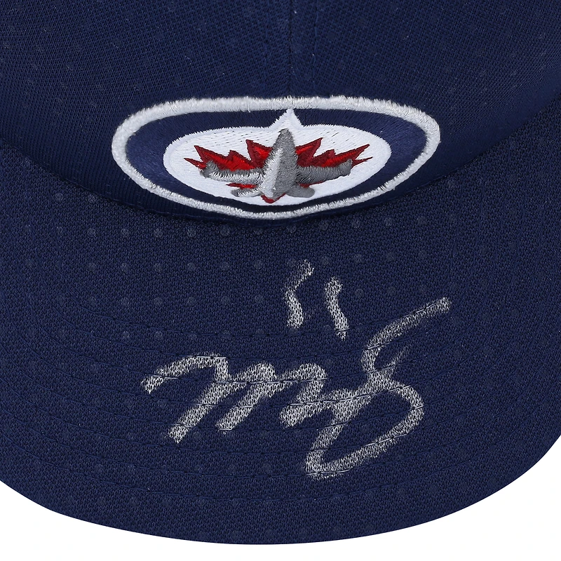 V106832 WinJet Mark Scheifele Winnipeg Jets Dédicacé Marine Adidas Casquette 55 Mark Scheifele AUT CAP 45610 AUTMER CAPSSC0013 #1