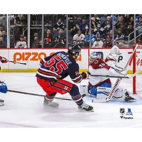 Mark Scheifele, joueur non signé des Jets de Winnipeg, tire devant le gardien but Pavel Francouz