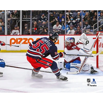 Mark Scheifele, joueur non signé des Jets de Winnipeg, tire devant le gardien but Pavel Francouz