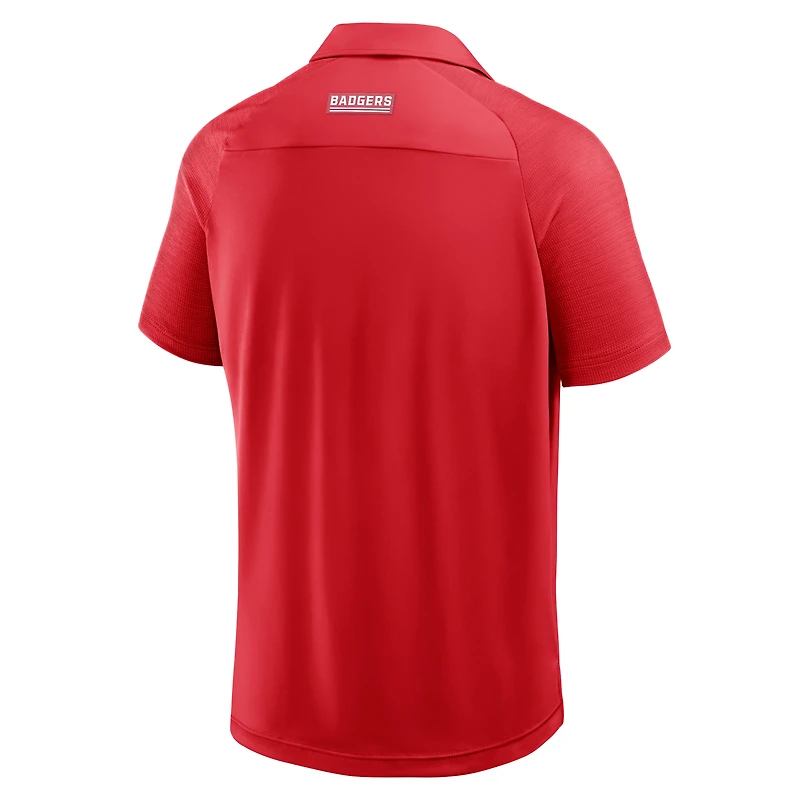 Polo raglan rouge pour homme Fanatics des Wisconsin Badgers Take The Lead Defender