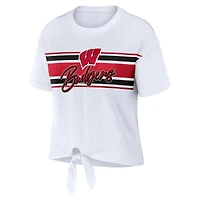 WEAR by Erin Andrews - T-shirt court rayé blanc avec nœud sur le devant Wisconsin Badgers pour femmes