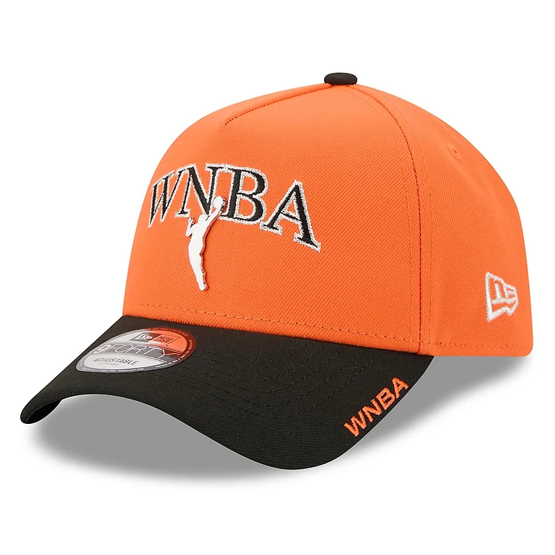 Casquette unisexe New Era orange/noire WNBA Tip-Off 2026 avec badge en métal et monture en A, modèle 9FORTY ajustable