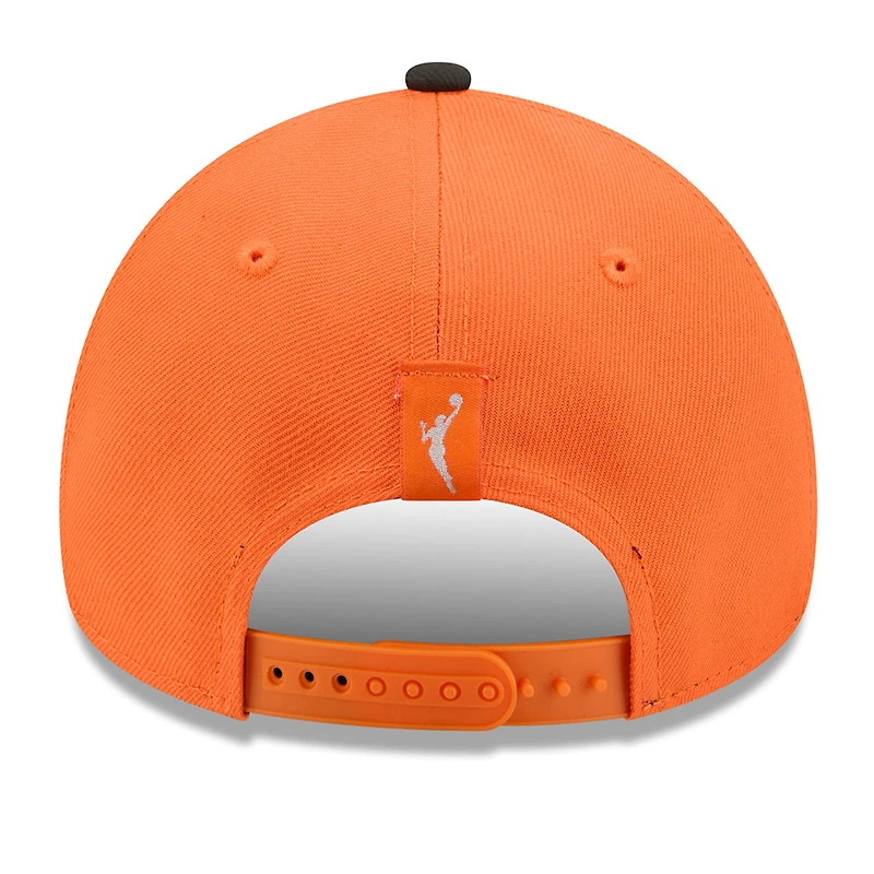 Casquette unisexe New Era orange/noire WNBA Tip-Off 2026 avec badge en métal et monture en A, modèle 9FORTY ajustable