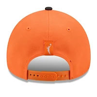 Casquette unisexe New Era orange/noire WNBA Tip-Off 2026 avec badge en métal et monture en A, modèle 9FORTY ajustable
