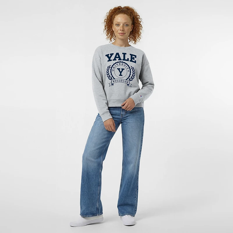 Sweat-shirt à col rond Champion pour femmes, gris chiné, avec écusson académique des Yale Bulldogs.