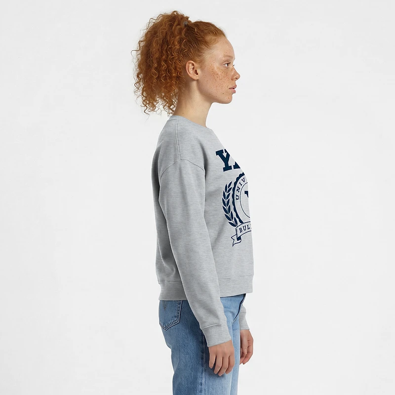 Sweat-shirt à col rond Champion pour femmes, gris chiné, avec écusson académique des Yale Bulldogs.