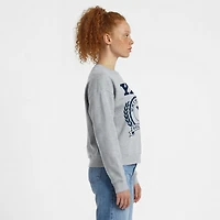 Sweat-shirt à col rond Champion pour femmes, gris chiné, avec écusson académique des Yale Bulldogs.