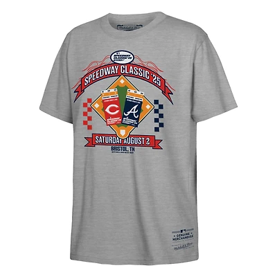 T-shirt Mitchell & Ness gris chiné pour jeunes, Événement Speedway Classic 2025, Reds de Cincinnati contre Braves d'Atlanta