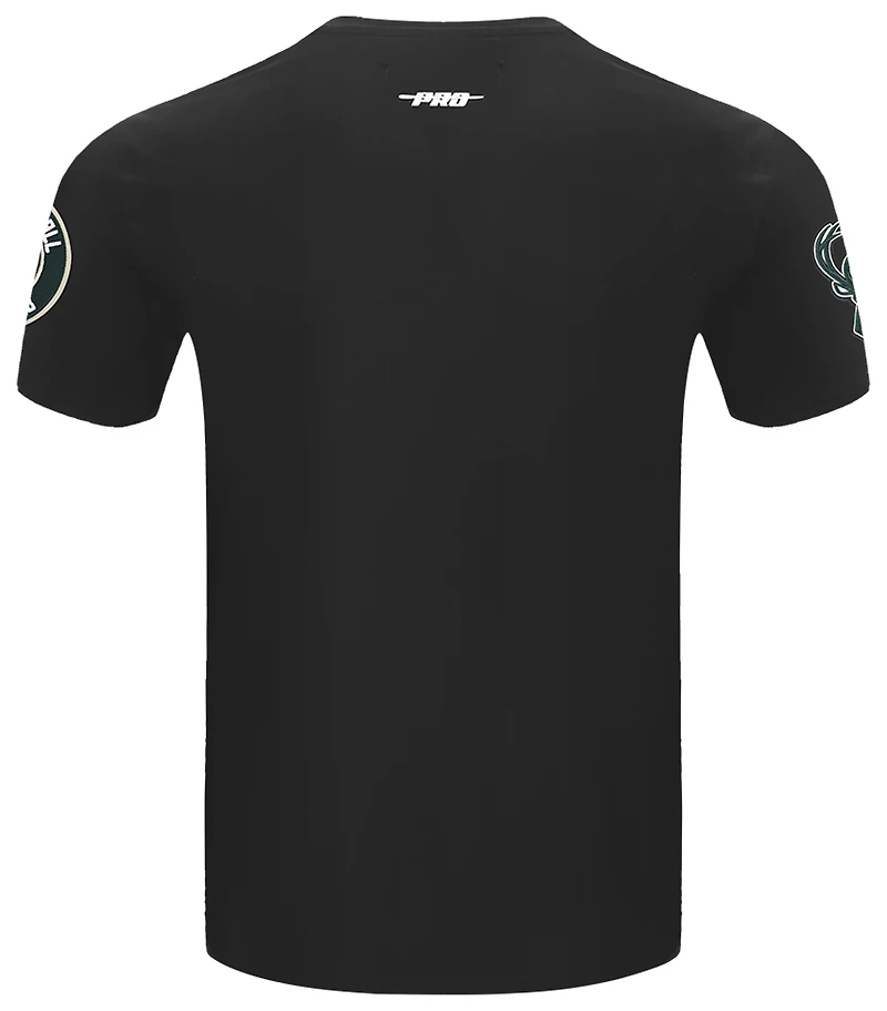 Pro Standard BUCKS SCRIPT TAIL SJ TEE - Men's