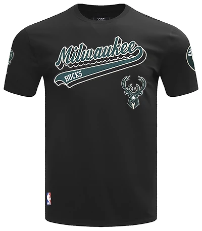 Pro Standard BUCKS SCRIPT TAIL SJ TEE - Men's