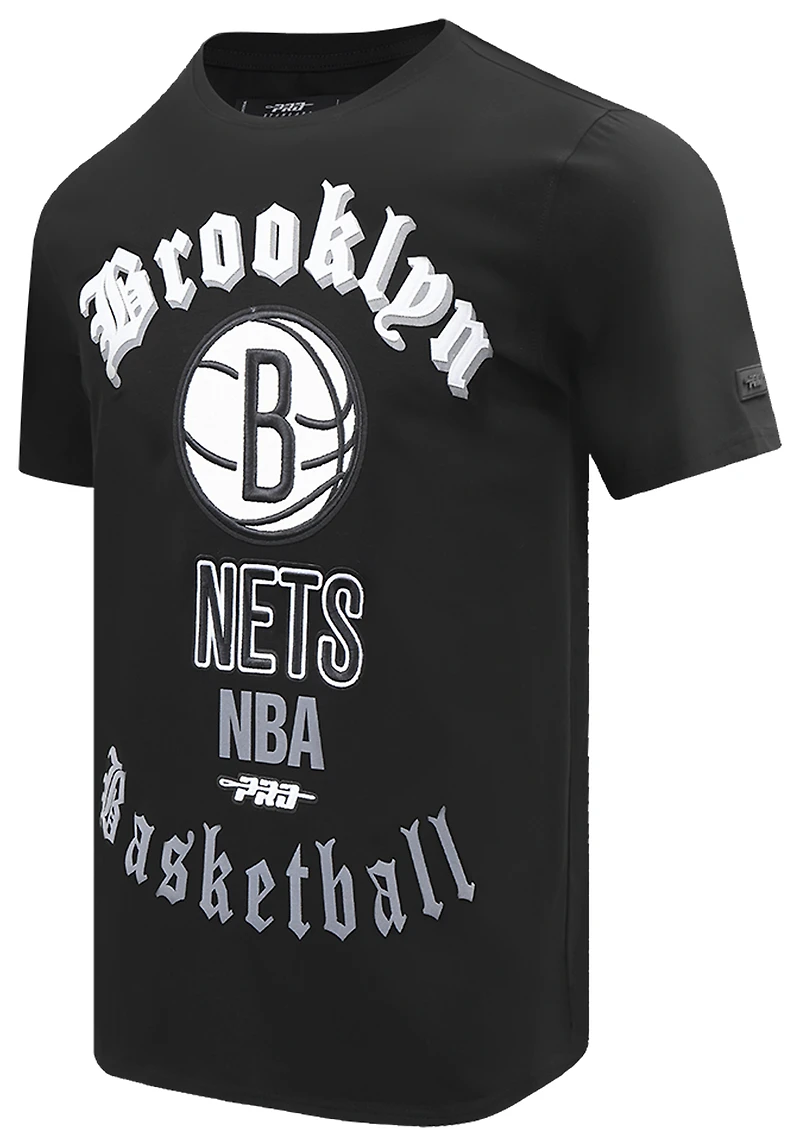 Pro Standard NETS OLD ENGLISH SJ TEE - Men's