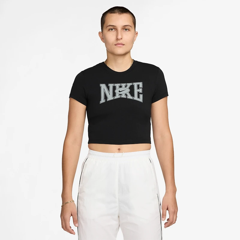 Nike T-shirt raccourci ajusté à imprimé - Pour femmes