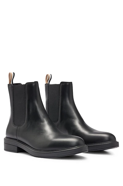 Leather Chelsea boots with branded trim and signature stripe