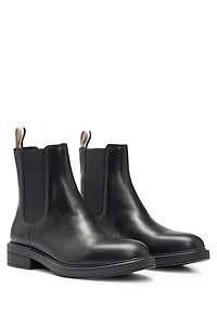 Leather Chelsea boots with branded trim and signature stripe