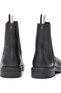 Leather Chelsea boots with branded trim and signature stripe