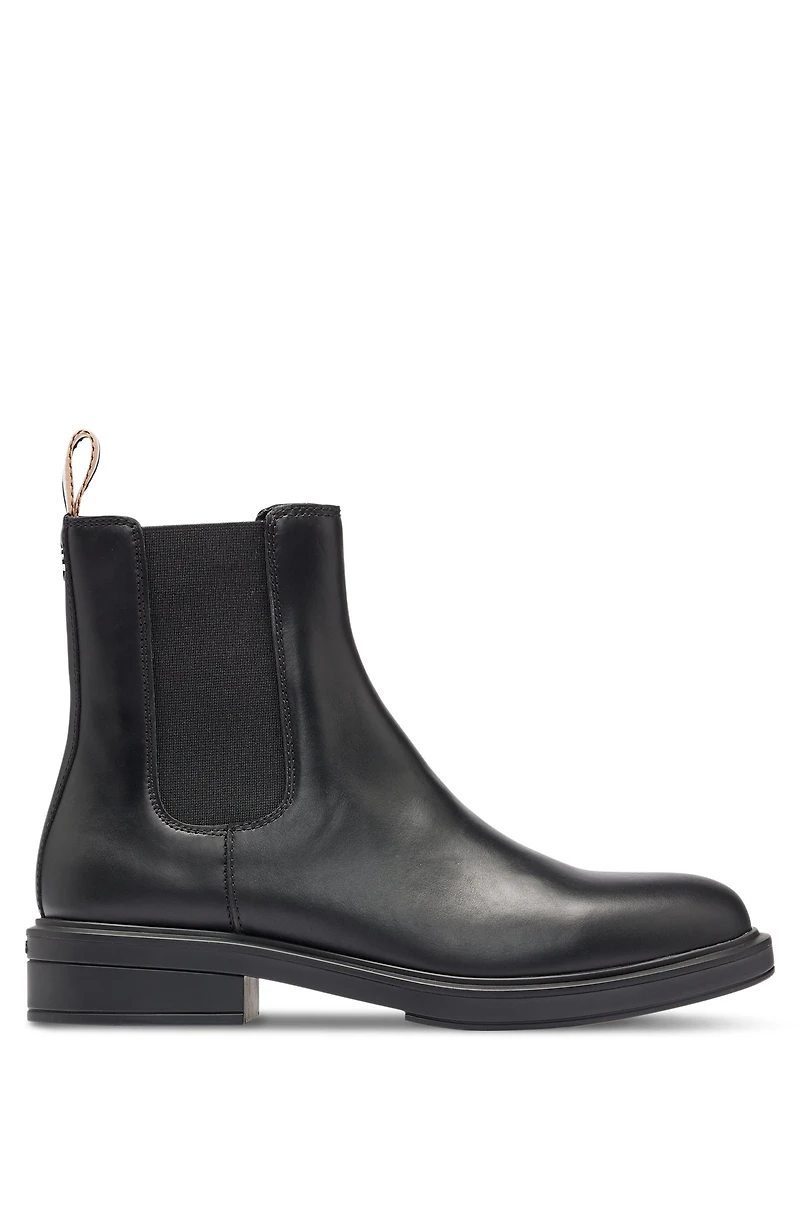 Leather Chelsea boots with branded trim and signature stripe