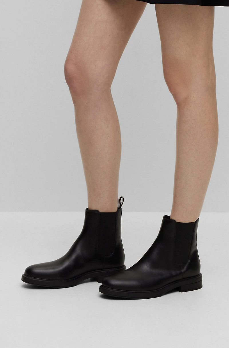 Leather Chelsea boots with branded trim and signature stripe