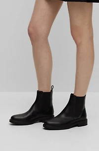 Leather Chelsea boots with branded trim and signature stripe