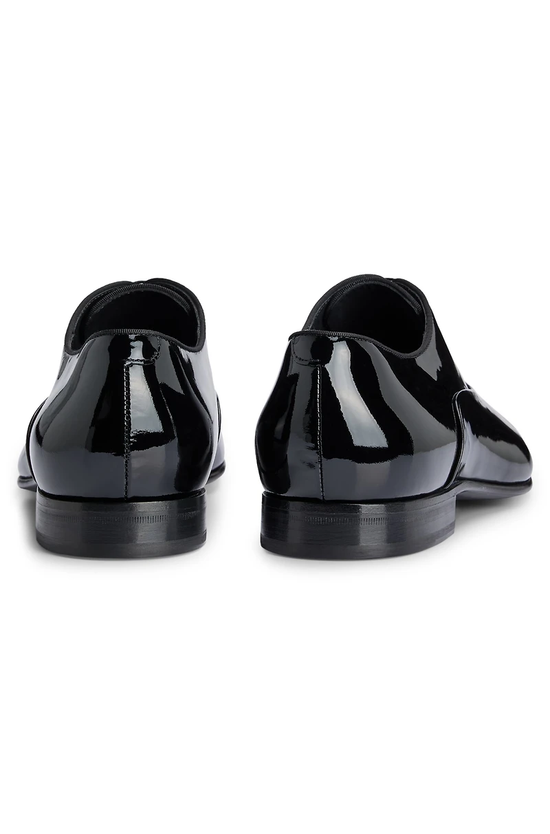 Patent leather Oxford shoes with a pointed shape