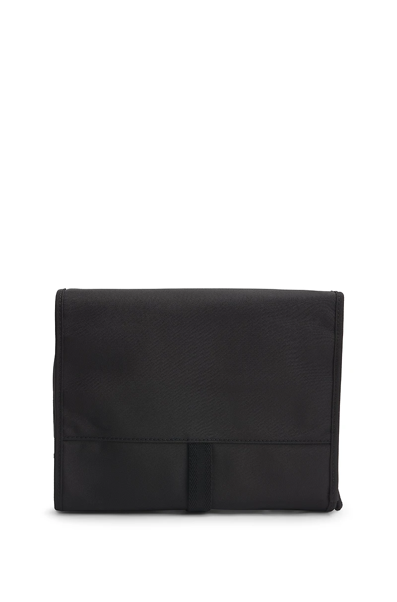 Buckle-closure washbag with signature details