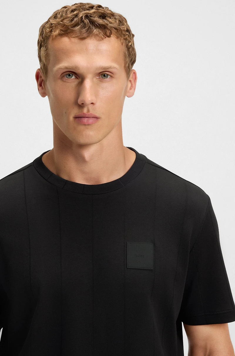 T-shirt with drop-needle stitching