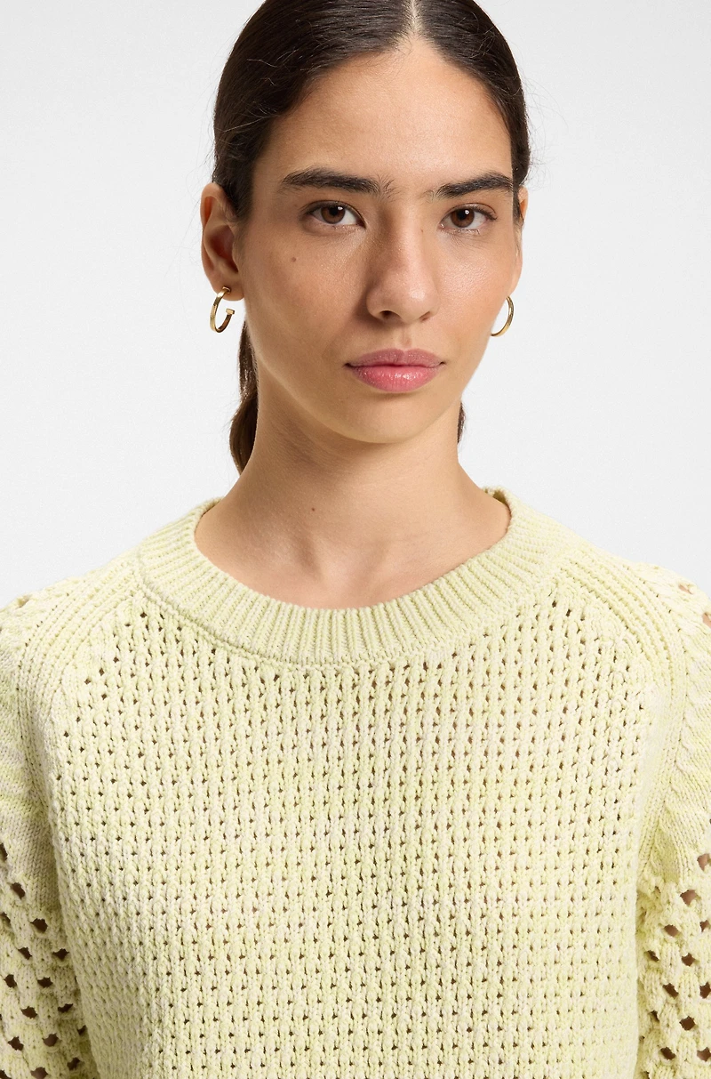 Sweater with mixed knits