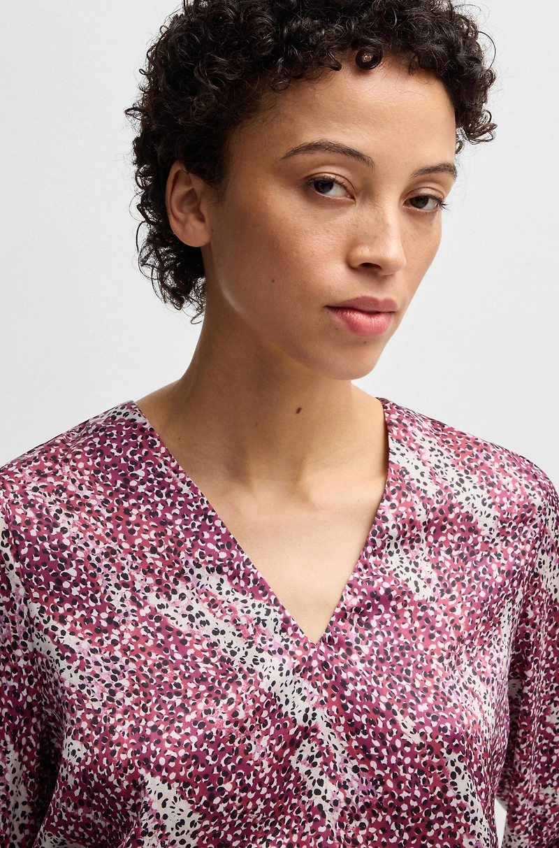 Regular-fit blouse with V neckline printed satin
