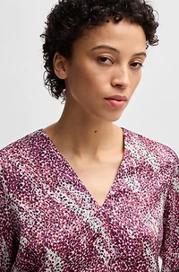 Regular-fit blouse with V neckline printed satin
