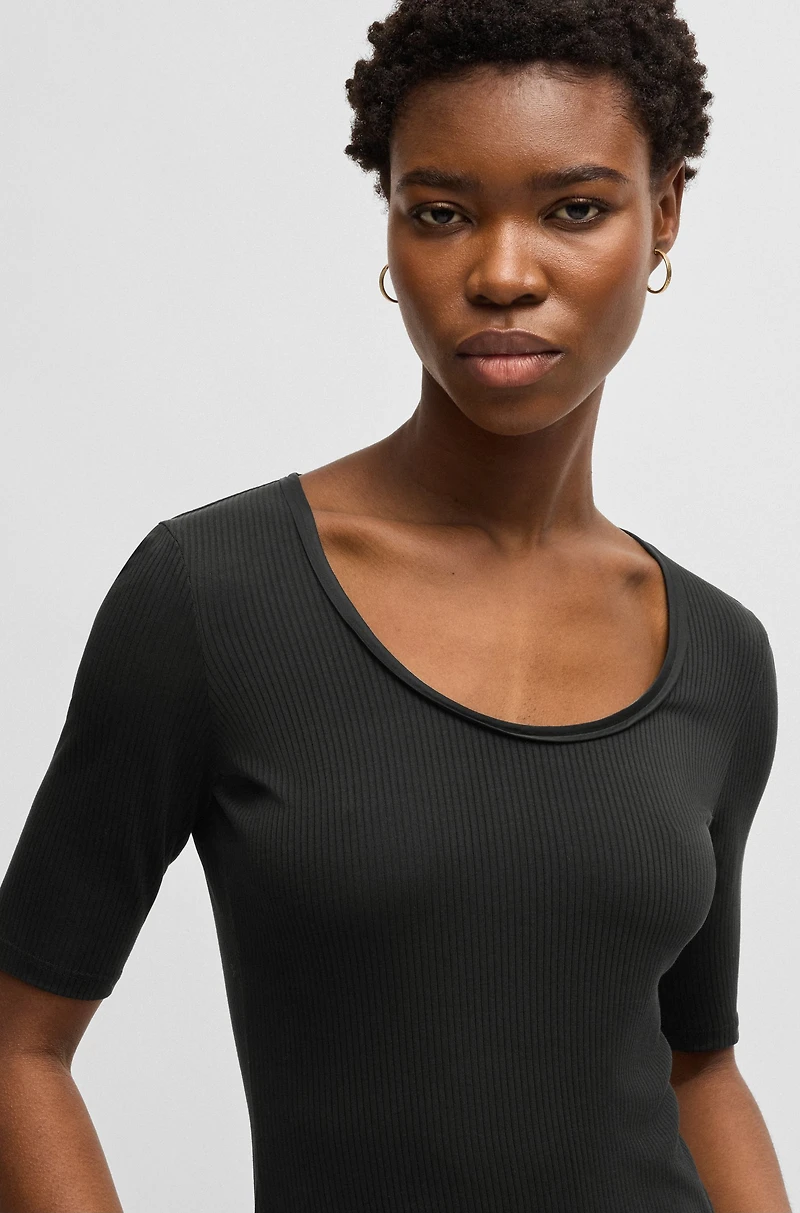 Scoop-neck T-shirt ribbed stretch fabric