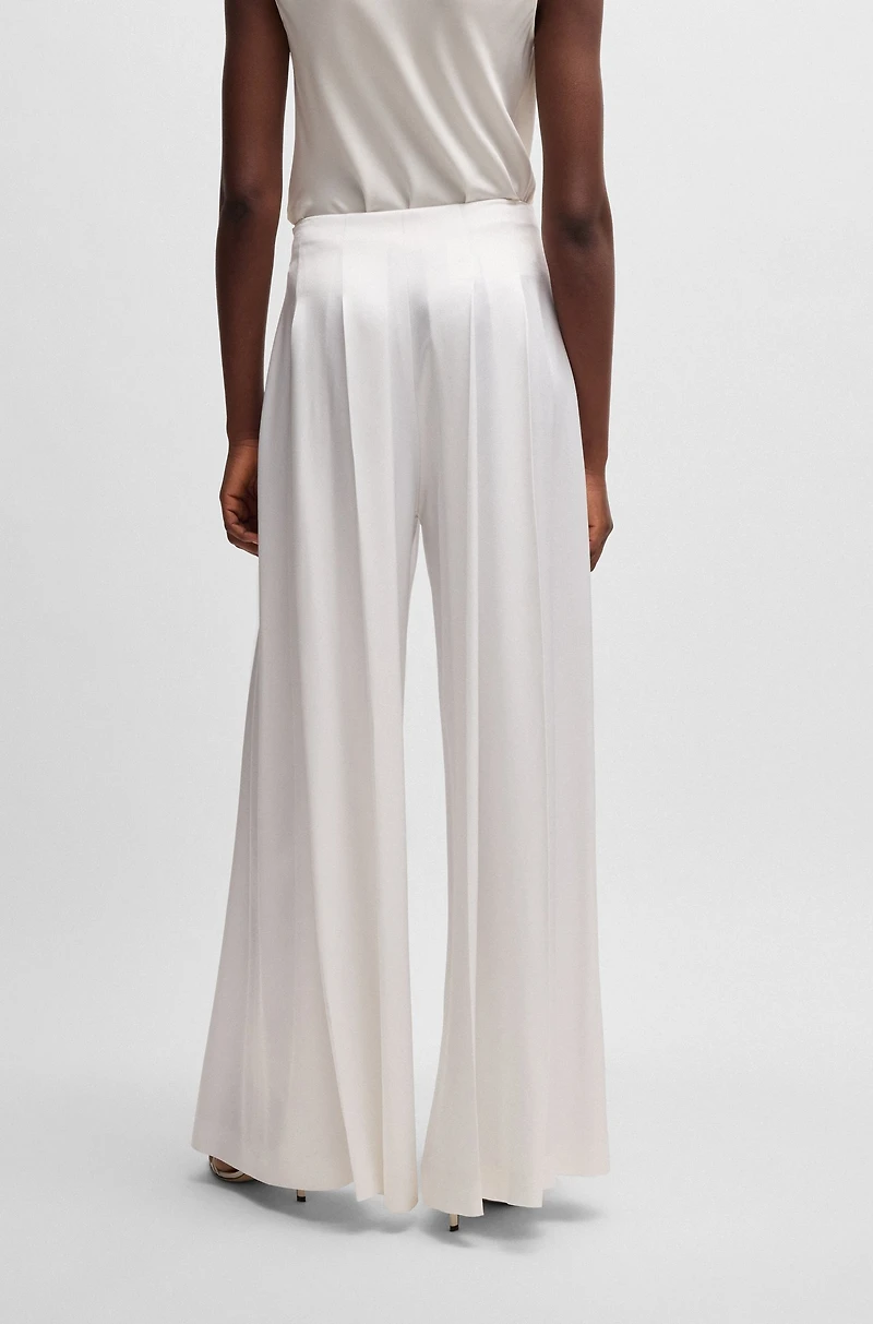 Relaxed-fit trousers with front pleats