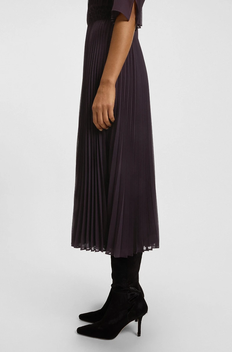 Plissé dress with waistband smocking