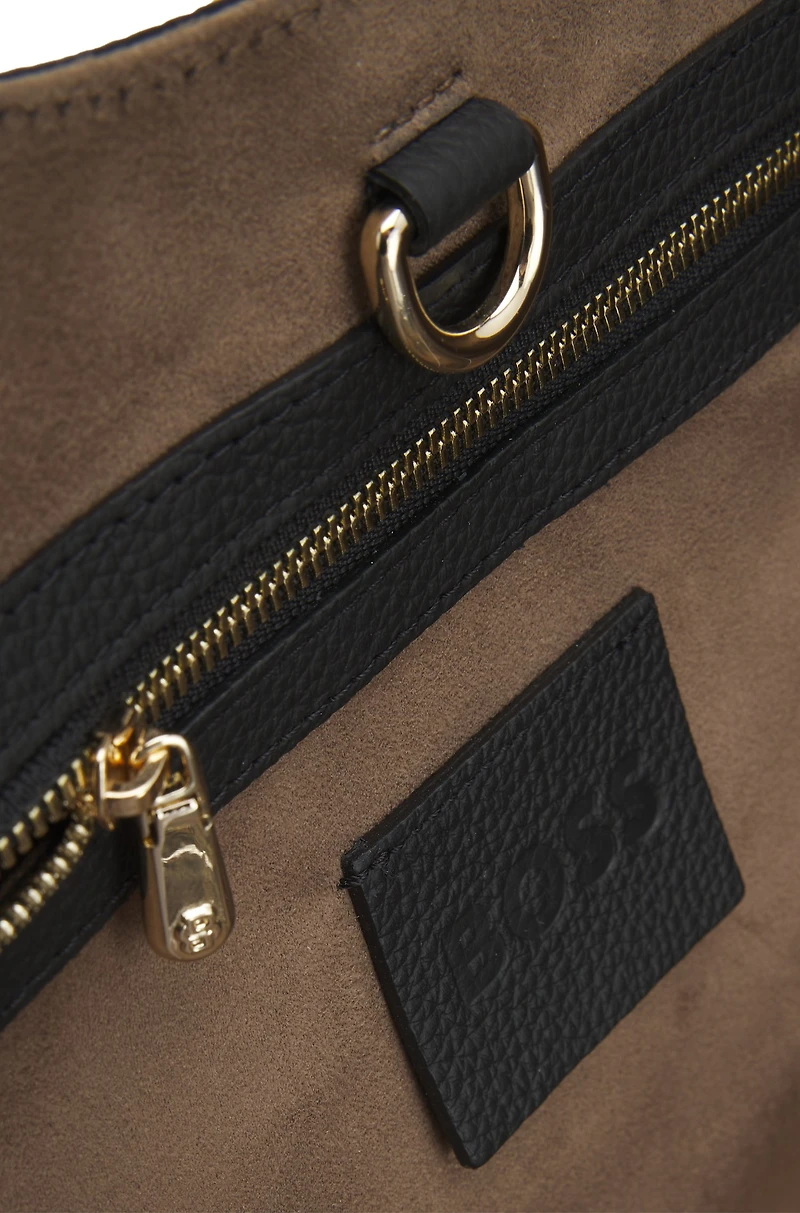 Tote bag in grained leather with logo lettering