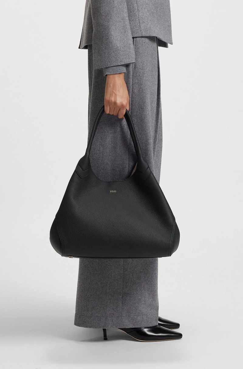 Tote bag in grained leather with logo lettering