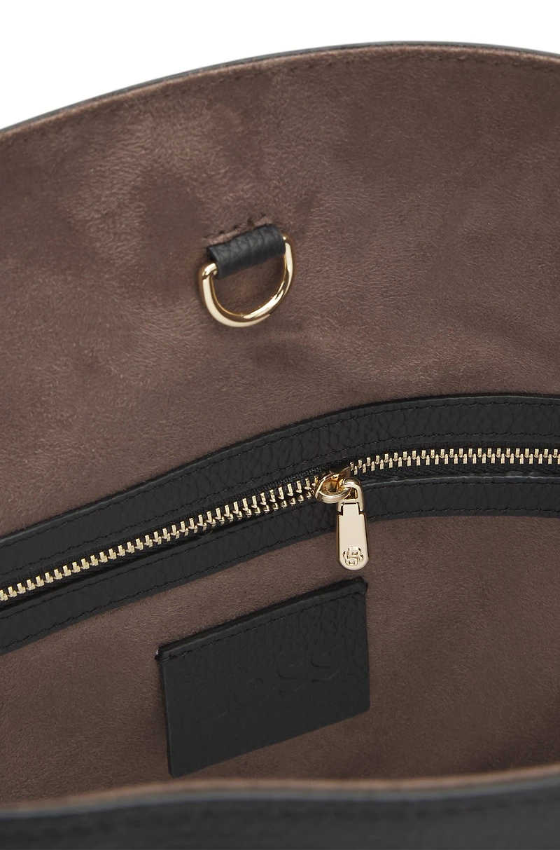 Bucket bag in grained leather