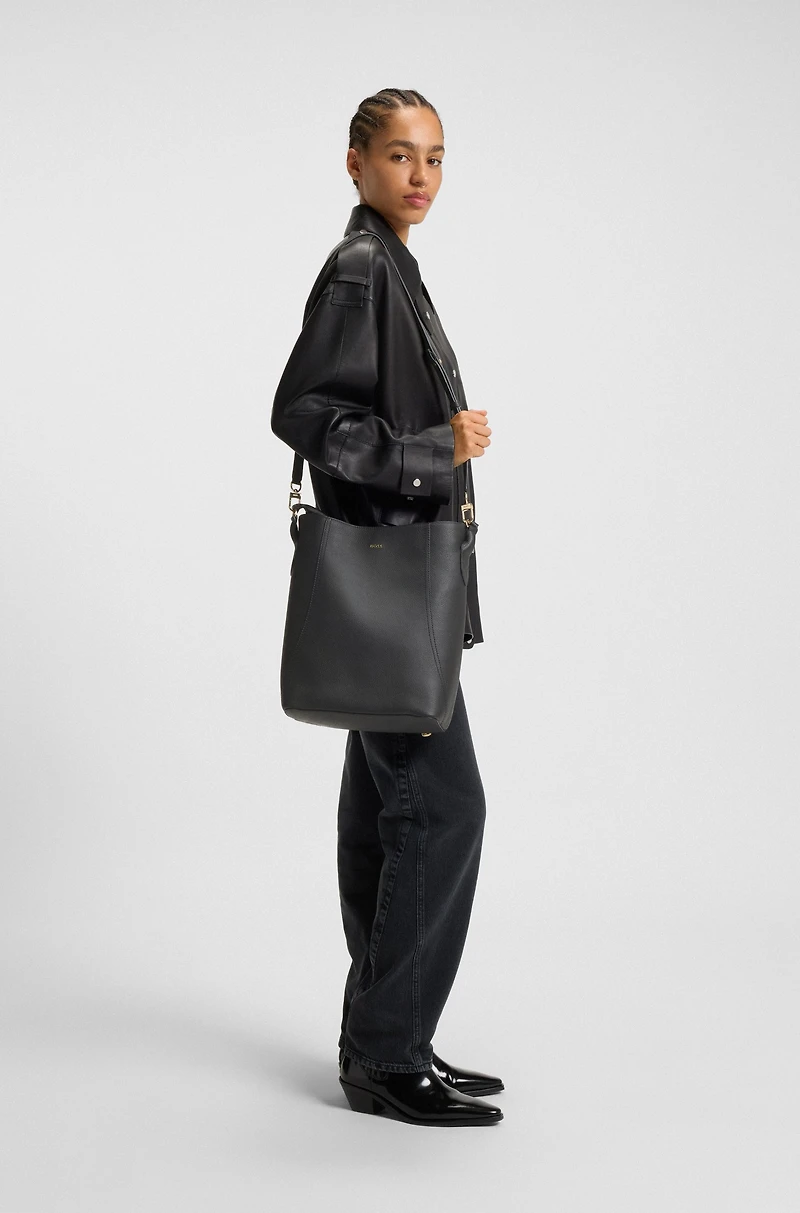 Bucket bag in grained leather