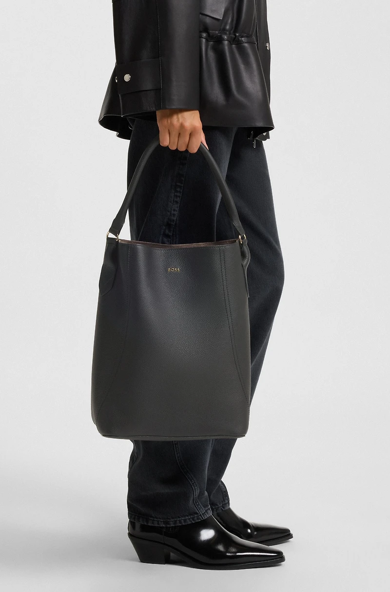 Bucket bag in grained leather